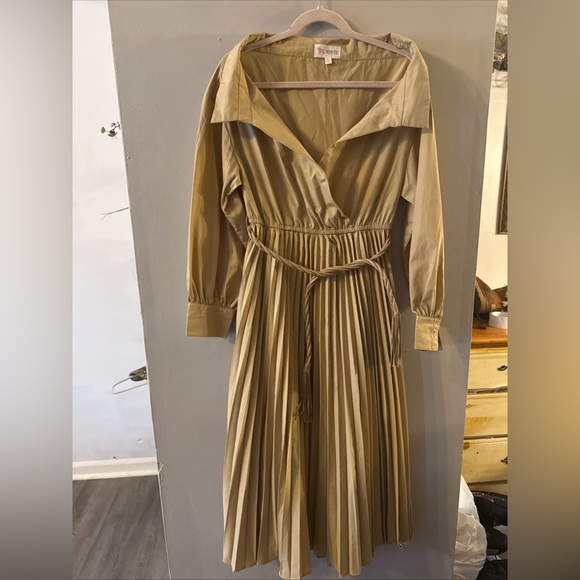 L'ATISTE Dresses & Skirts - L’ATISTE WOMENS DRESS SZ M PLEATED CASUAL BELTED GOLD COLOR M26